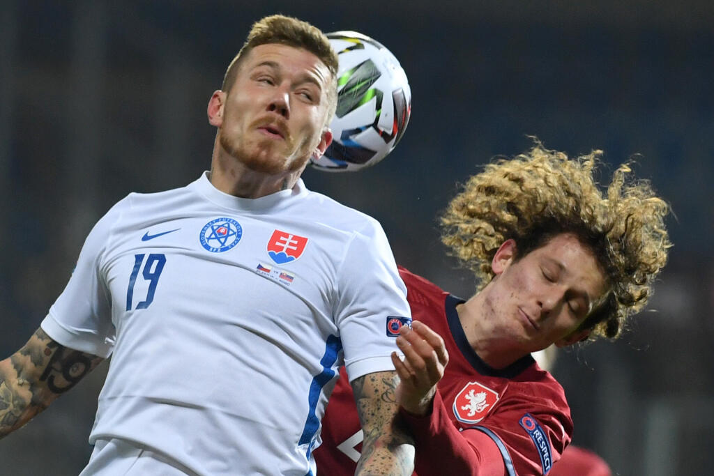 Na snímke zľava Juraj Kucka (Slovensko) a Alex Král (Česko) v zápase 6. kola 2. skupiny B-divízie Ligy národov vo futbale Česko - Slovensko 18. novembra 2020 v Plzni.