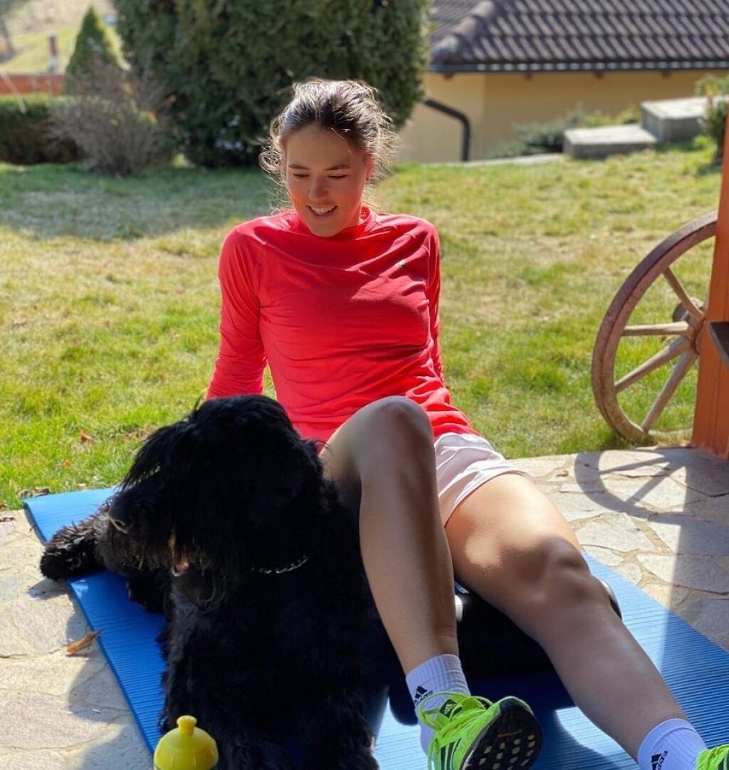 Spoločníkom na chate býva jej pes Hugo.
