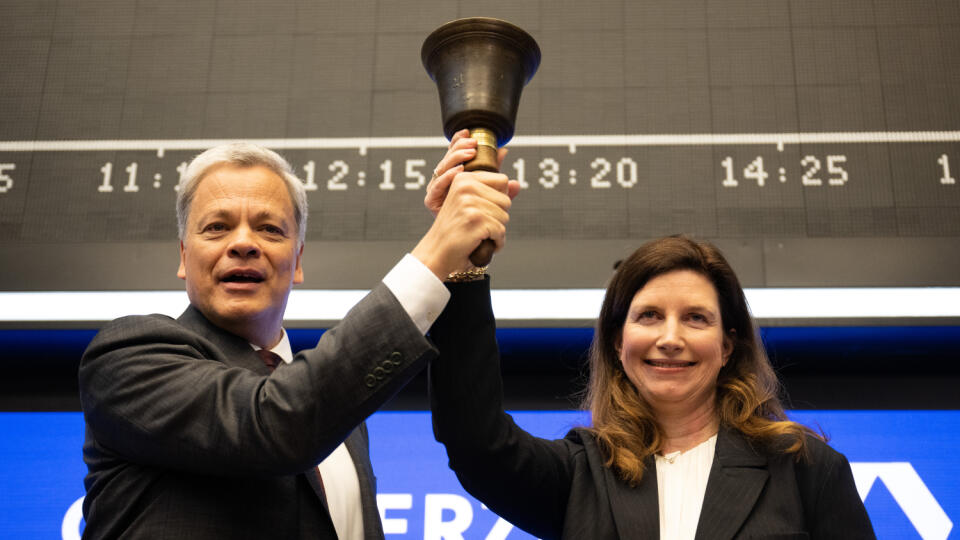 KK32 Frankfurt nad Mohanom - Na snímke generálny riaditeľ Commerzbank Manfred Knof a finančná riaditeľka Bettina Orloppová počas otvorenia burzy cenných papierov 27. februára 2023 vo Frankfurte nad Mohanom. Nemecká Commerzbank bola v pondelok po viac ako štyroch rokoch opäť zaradená do akciového indexu DAX 40, ktorý zahŕňa popredné nemecké spoločnosti. FOTO TASR/DPA
27.02.2023, Hessen, Frankfurt/Main: Manfred Knof, Vorstandsvorsitzender der Commerzbank, und Bettina Orlopp, Finanzvorständin der