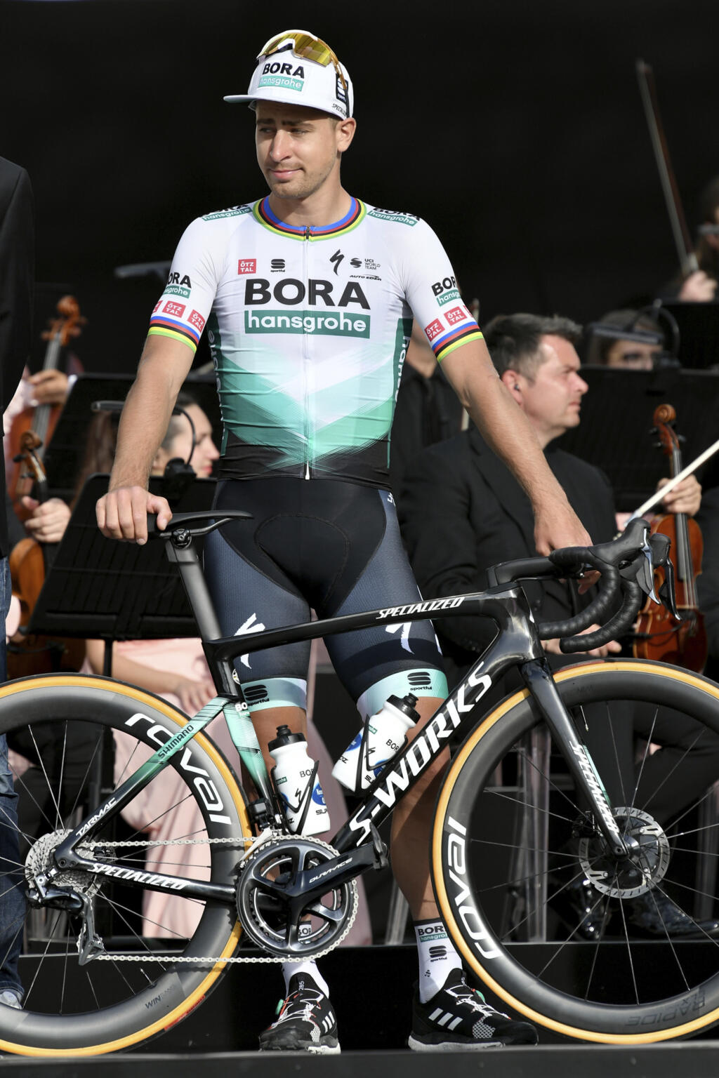 EBE 44 Turín - Na snímke slovenský cyklista Peter Sagan z tímu Bora-Hansgrohe počas prezentácie pred začiatkom etapových pretekov Giro d'Italia na zámku Valentino v talianskom Turíne vo štvrtok 6. mája 2021. Peter Sagan sa v sobotu postaví druhýkrát v kariére na štart cyklistických pretekov Giro d'Italia. Vlani sa mu na talianskych cestách podarilo ukončiť vyše ročné čakanie na triumf a aj tentokrát budú jeho cieľom hlavne etapové vavríny a tiež premiérový zisk cyklámenového dresu pre víťaza bod