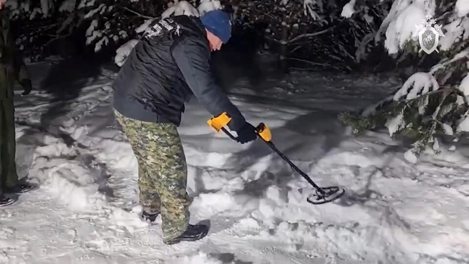 Na videosnímke vyšetrovateľ na mieste vraždy Iľju Kivu v okolí Moskvy 6. decembra 2023. Ruské úrady našli v stredu v okolí Moskvy telo ukrajinského prokremeľského politika Iľľu Kivu, ktorý vlani ušiel do Ruska. FOTO TASR/AP