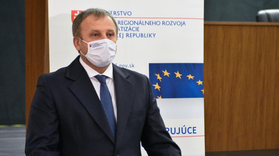 Na snímke štátny tajomník Ministerstva investícií, regionálneho rozvoja a informatizácie (MIRRI) Vladimír Ledecký (Za ľudí) počas brífingu týkajúceho sa ďalšieho postupu v rámci vytvárania spoločného územia udržateľného mestského rozvoja (UMR) miest Banská Bystrica a Zvolen v Banskej Bystrici 4. februára 2021. EASYFOTO TASR - Lukáš Mužla