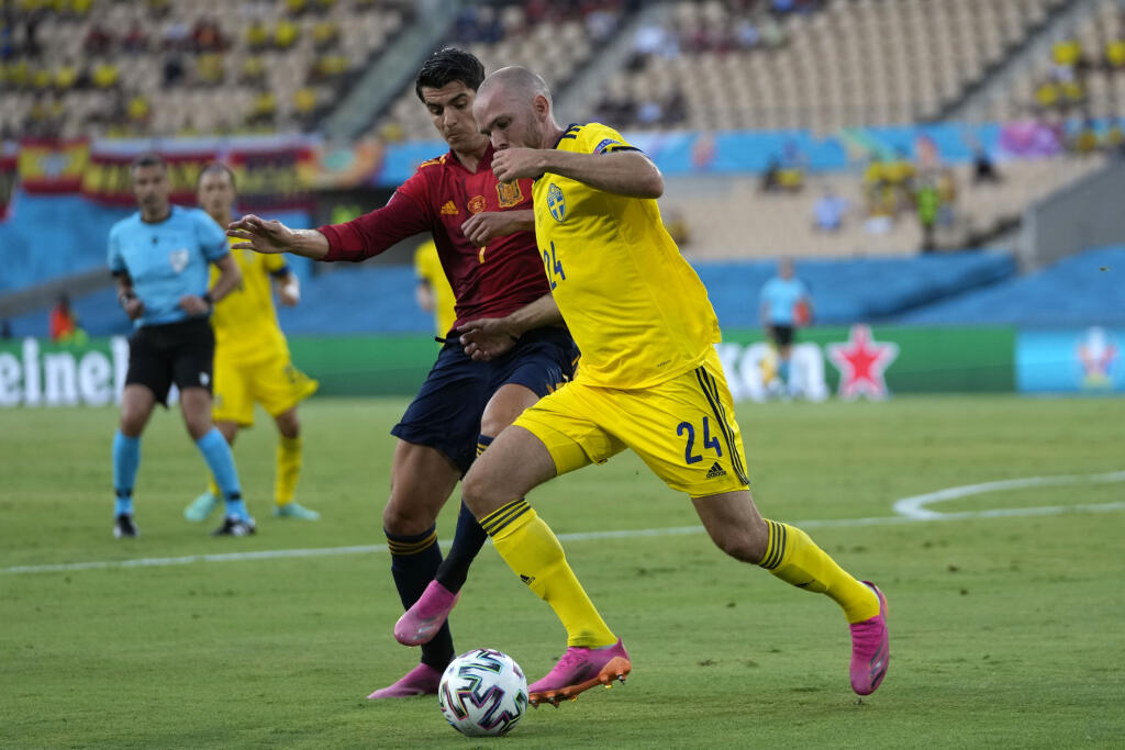 EBE 44 Sevilla - Na snímke vľavo hráč Španielska Alvaro Morata a hráč Švédska Marcus Danielson v zápase E-skupiny na majstrovstvách Európy vo futbale Španielsko - Švédsko v španielskej Seville 14. júna 2021. FOTO TASR/AP
Spain's Alvaro Morata, left, challenges for the ball with Sweden's Marcus Danielson during the Euro 2020 soccer championship group E match between Spain and Sweden at La Cartuja stadium in Seville, Monday, June 14, 2021. (AP Photo/Thanassis Stavrakis, Pool)