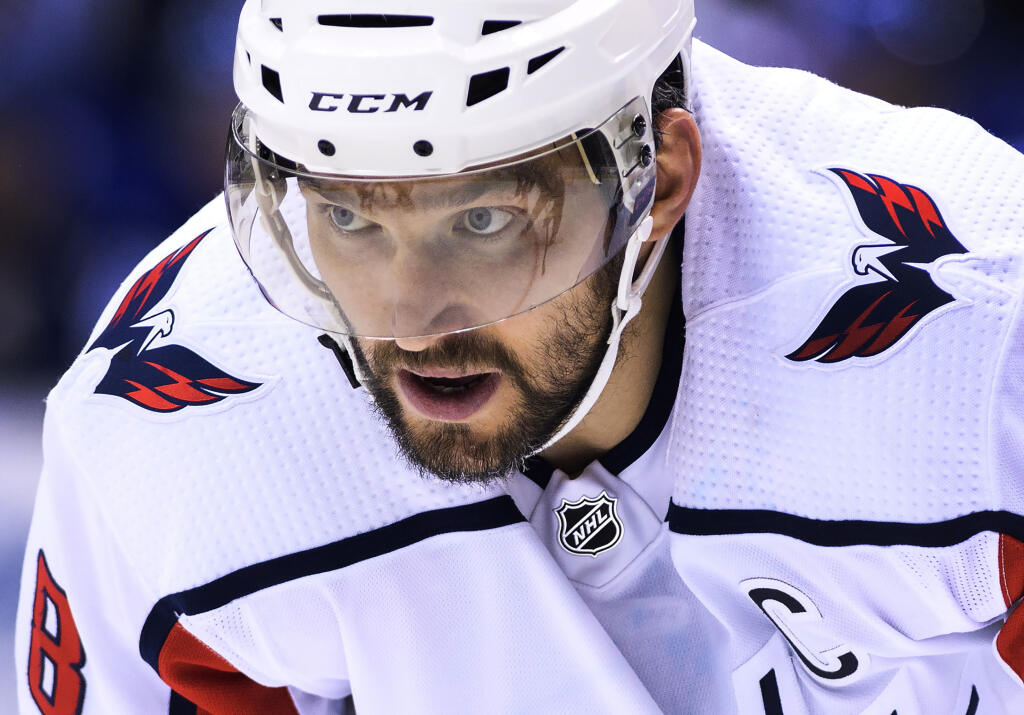 SY 9 Toronto - Ruský útočník Capitals Alexander Ovečkin na vhadzovaní v zápase zámorskej NHL Washington Capitals - Toronto Maple Leafs v Toronte 23. januára 2019. Ovečkin strelil už svoj 39. gól v sezóne a v historickej tabuľke bodovania ruských hráčov v profilige vyrovnal Sergeja Fiodorova (1179 b). FOTO TASR/AP
Washington Capitals left wing Alex Ovechkin (8) looks up during a faceoff against the Toronto Maple Leafs during the third period of an NHL hockey game, Wednesday, Jan. 23, 2019, in To