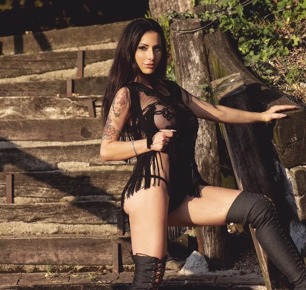 Sociálne siete talianskej pornoherečky sú zahltené jemnou erotikou.