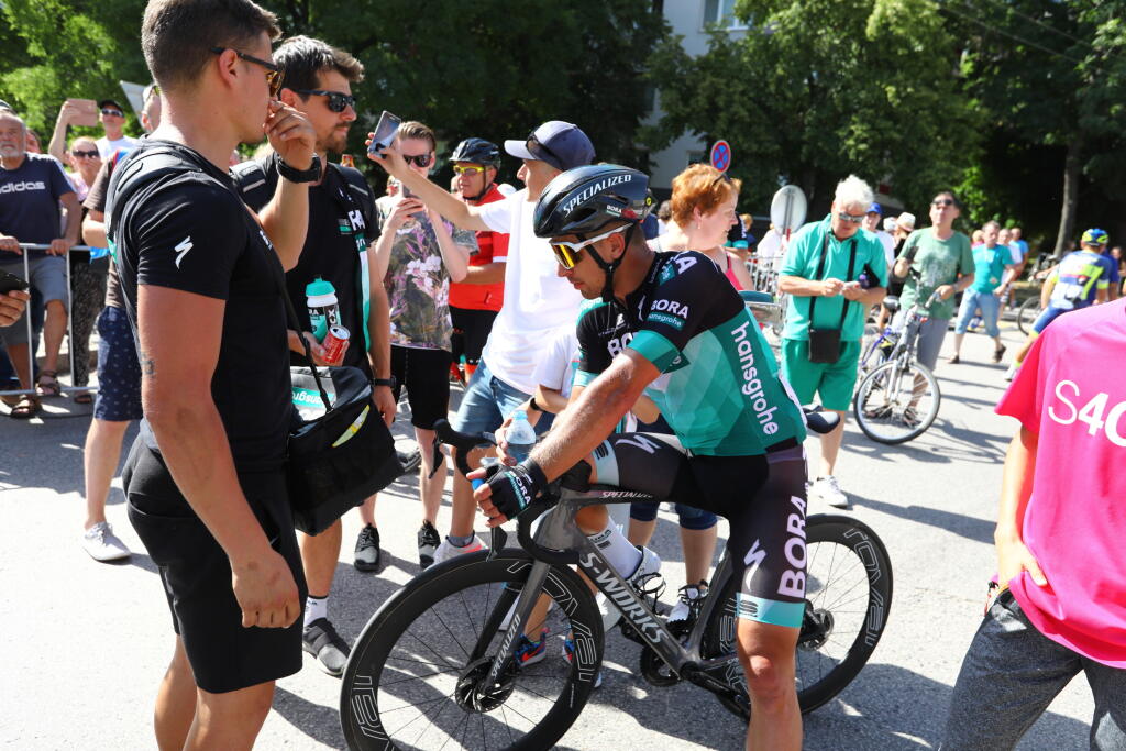 Len čo Peter Sagan preťal cieľovú pásku, okamžite mal v pätách fanúšikov. Slovenská cyklistická hviezda si nestihla ani poriadne odfúknuť a hneď bola bombardovaná žiadosťami o fotky a autogramy. Organizátori sa spamätali až po chvíli.