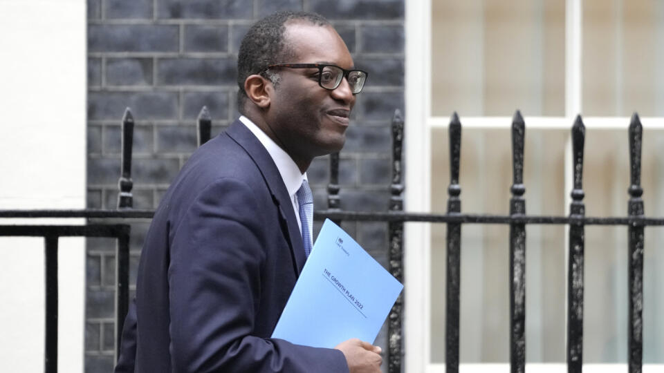 WA 66 Londýn - Britský minister financií Kwasi Kwarteng odchádza z Downing Street 11 v Londýne v piatok 23. septembra 2022. Kwarteng sa sústredil na podporu dlhodobejšieho hospodárskeho rastu, nie na krátkodobé pohyby na trhu. Uviedol to v nedeľu pre televíznu a rozhlasovú stanicu BBC v reakcii na kritiku za prudký pokles britskej libry a dlhopisov po tom, ako tento týždeň zverejnil prvé vyhlásenie o finančnej politike od nástupu do funkcie. FOTO TASR/AP
Britain's Chancellor Kwasi Kwarteng lea