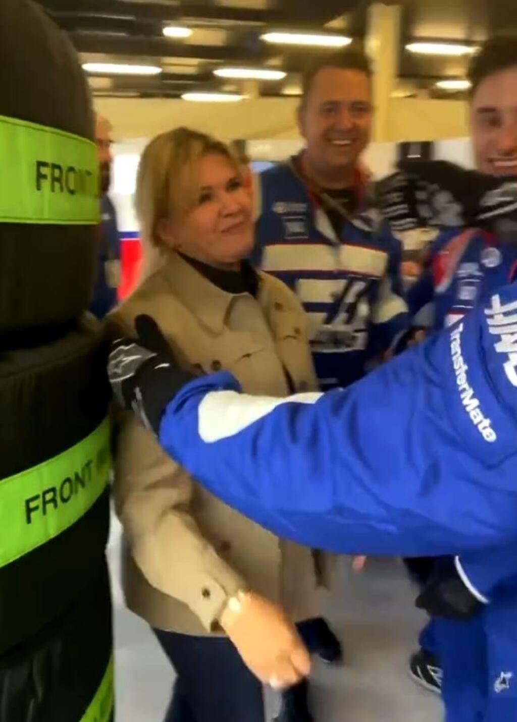Corinna nechýbala na VC Veľkej Británie, kde jej syn Mick získal prvé body v F1. Keď sa objavila v zákulisí tímu Haas, bola stredobodom pozornosti a zrejme sa nenašiel človek, ktorý sa s ňou nechcel zvítať a objať.