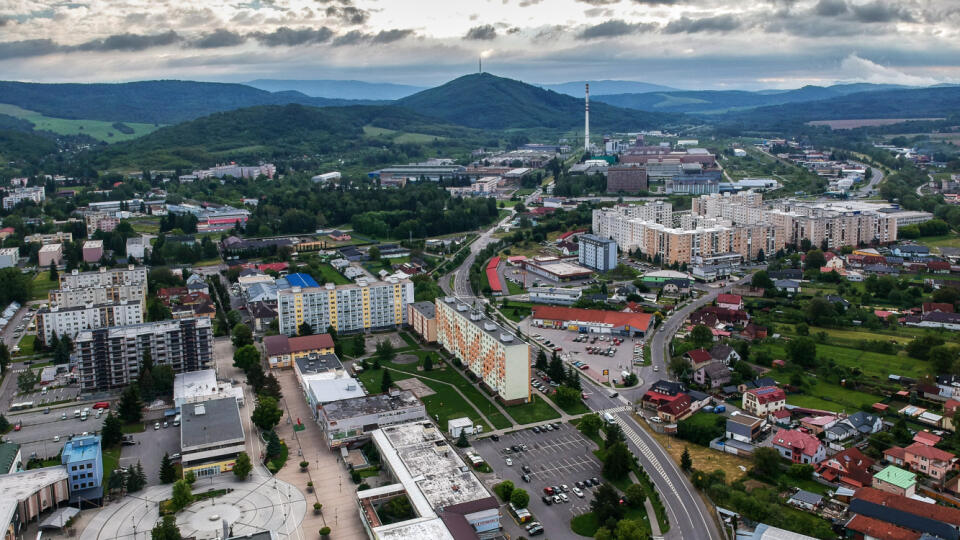 Okres Snina tvorí mesto a 33 obcí. Spolu so Sobrancami je to najvýchodnejšie mesto Slovenska.