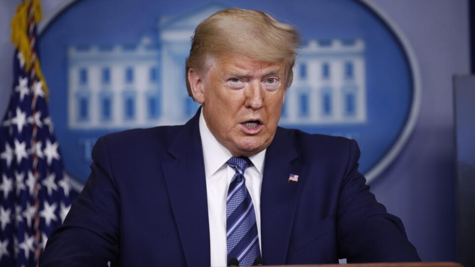 JB 6 Washington - Americký prezident Donald Trump počas tlačovej konferencie k situácii ohľadne nového koronavírusu v Bielom dome vo Washingtone 5. apríla 2020. Trump, ktorého administratíva čelí rovnako ako úrady vo viacerých štátoch kritike, že na šírenie nákazy dostatočne rýchlo nezareagovali, sa na nedeľňajšom večernom brífingu v Bielom dome vyjadril k situácii optimistickejšie než predtým viacerí predstavitelia zdravotníctva.