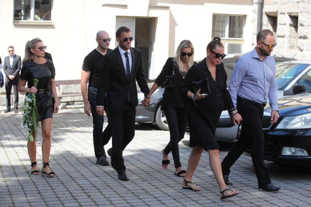 Smútiaca rodina a kamaráti boli zo smrti Čiša zdrvení.