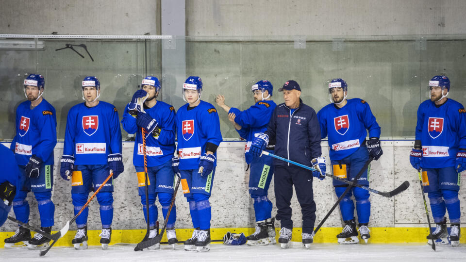 Na snímke tretí sprava tréner slovenskej hokejovej reprezentácie Craig Ramsey počas tréningu slovenskej hokejovej reprezentácie v rámci kempu pred MS 2023 v Bratislave 11. apríla 2023. FOTO TASR - Jaroslav Novák