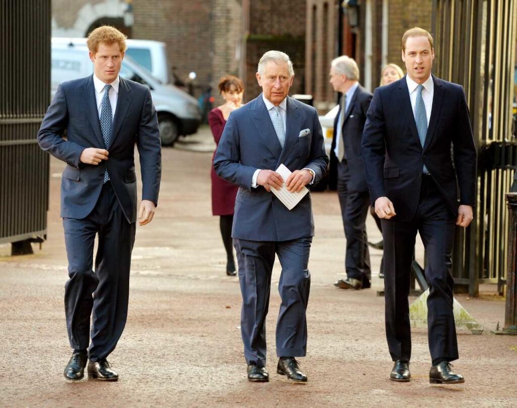 Zdá sa, že bližšie k otcovi má princ Harry.
