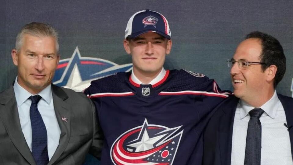 Českého obrancu Davida Jiříčka si v júlovom drafte NHL vybral Columbus Blue Jackets v 1. kole zo šiesteho miesta.