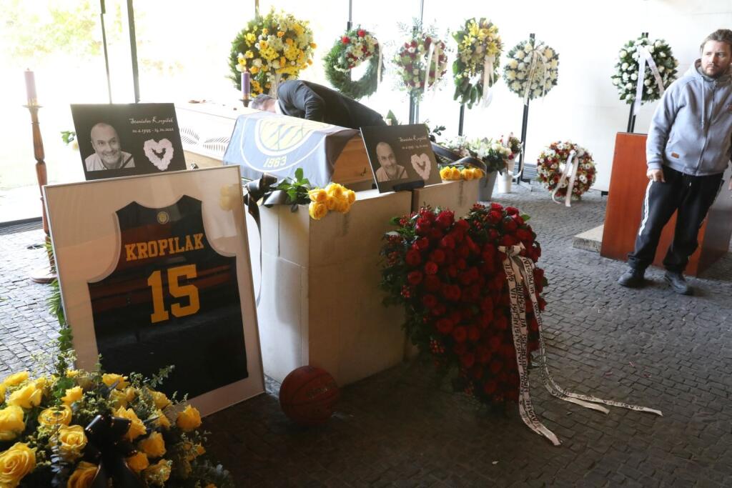 Legendárnemu basketbalistovi Stanislavovi Kropilákovi dali posledné zbohom v bratislavskom krematóriu.