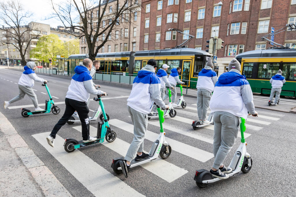 Na snímke sú slovenskí hokejoví reprezentanti pri príchode na hotel počas MS 2022 v Helsinkách.
