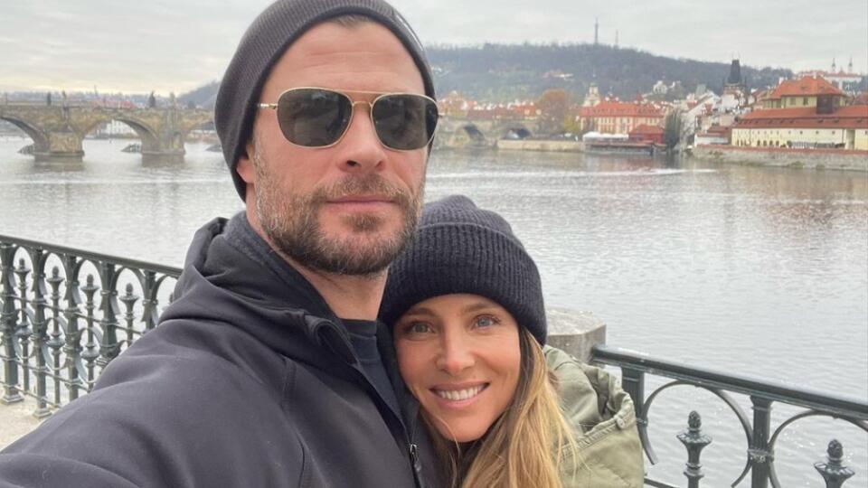 Chris Hemsworth s manželkou Elsou Pataky v Prahe.