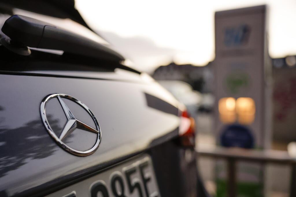 WA 10 Kiel - Elektromobil značky Mercedes stojí pred nabíjacou stanicou v nemeckom meste Kiel v stredu 27. júla 2022. Nemecká automobilka Mercedes-Benz oznámila za 2. kvartál 2022 pokles čistého zisku, trhmi sledovaný upravený zisk pred úrokmi a zdanením však vzrástol takmer o desatinu, pričom firma prekonala očakávania. Spoločnosť zároveň zlepšila výhľad na celý rok. FOTO TASR/DPA

27.07.2022, Schleswig-Holstein, Kiel: Ein Elektroauto des Herstellers Mercedes steht vor einer Ladesäule der Kiele