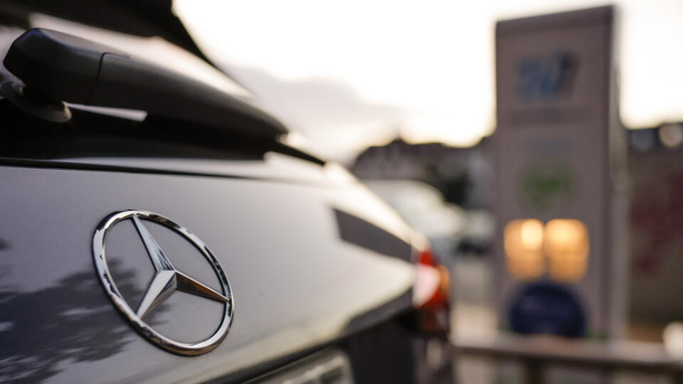 WA 10 Kiel - Elektromobil značky Mercedes stojí pred nabíjacou stanicou v nemeckom meste Kiel v stredu 27. júla 2022. Nemecká automobilka Mercedes-Benz oznámila za 2. kvartál 2022 pokles čistého zisku, trhmi sledovaný upravený zisk pred úrokmi a zdanením však vzrástol takmer o desatinu, pričom firma prekonala očakávania. Spoločnosť zároveň zlepšila výhľad na celý rok. FOTO TASR/DPA
27.07.2022, Schleswig-Holstein, Kiel: Ein Elektroauto des Herstellers Mercedes steht vor einer Ladesäule der Kiele