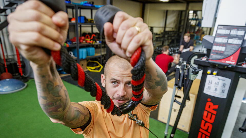 Futbalista Vladimír Weiss mladší sa po ukončení pôsobenia v katarskej lige individuálne pripravuje na Slovensku pod dohľadom kondičného trénera Romana Švantnera.