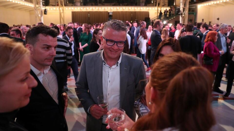 Brat Zuzany Čaputovej Daniel Strapák počas volebnej noci, ktorú vyhrala jeho sestra.