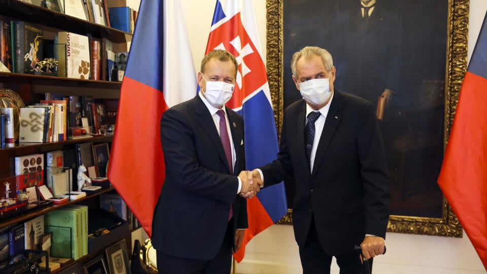 Na snímke český prezident Miloš Zeman (vpravo) a predseda NR SR Boris Kollár počas prijatia. Predseda NR SR Boris Kollár pricestoval na svoju prvú oficiálnu zahraničnú návštevu do Českej republiky. V Prahe 9. júna 2020. FOTO TASR - Kancelária NR SR