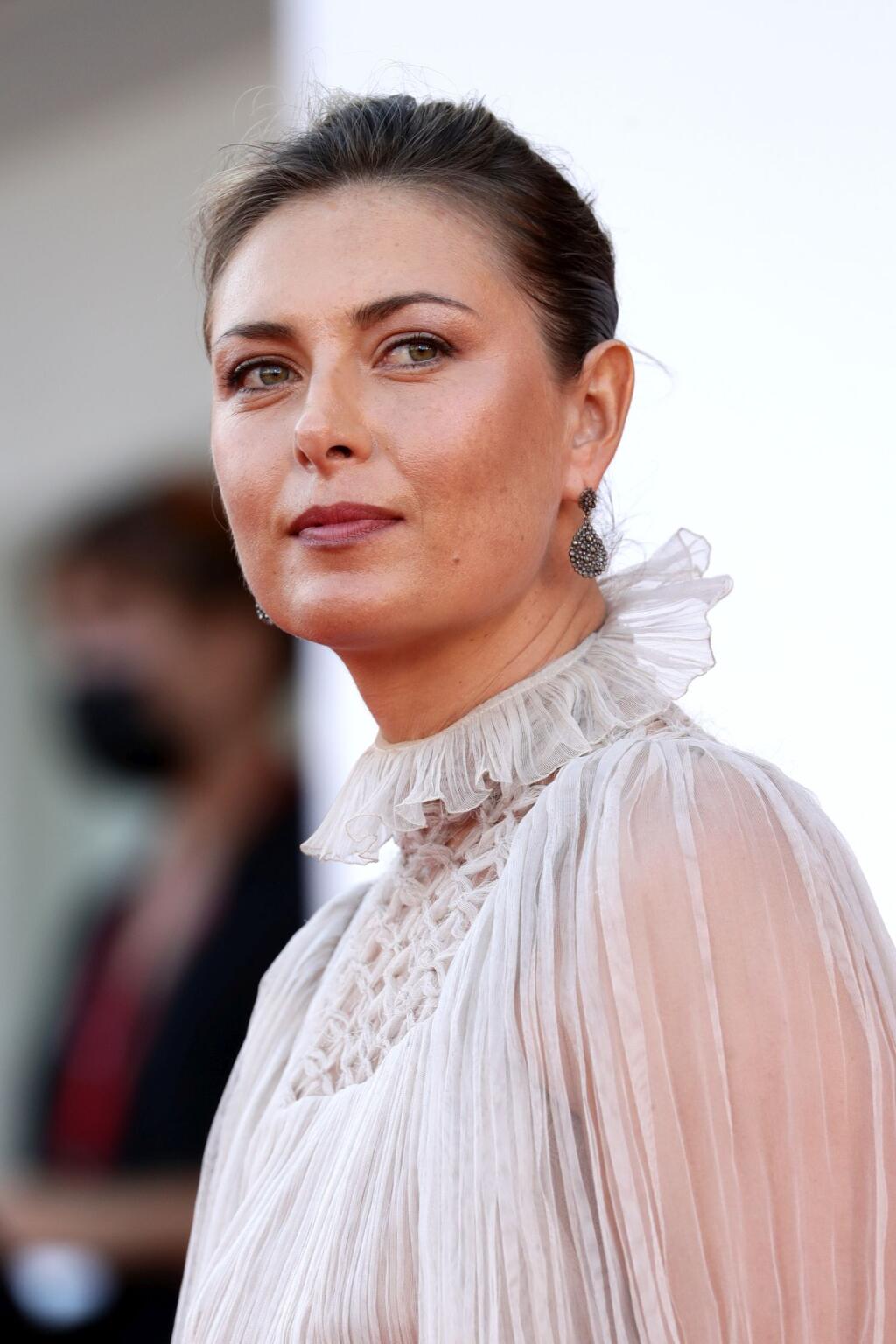 Na filmovom festivale v talianskych Benátkach pútali okrem hereckých hviezd pozornosť aj sexi tenistky. Najmä Maria Šarapovová bola stredobodom pozornosti.