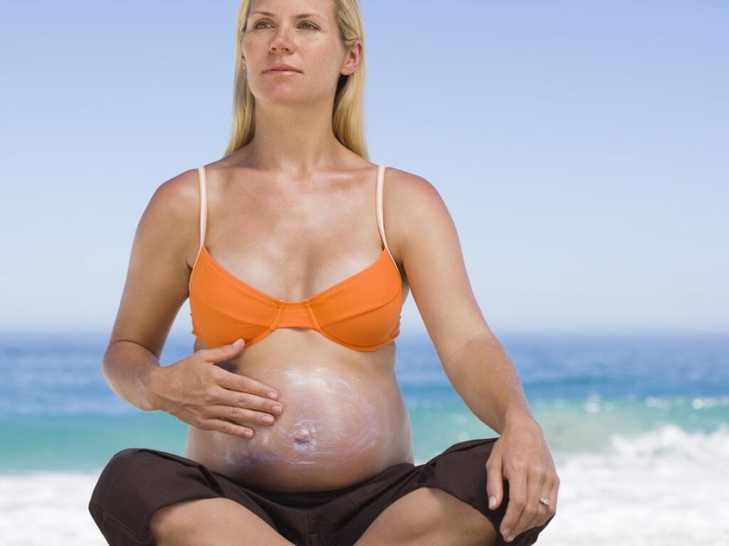 Можно ли беременным загорать на солнце. Беременные в жару. Тело беременной женщины.