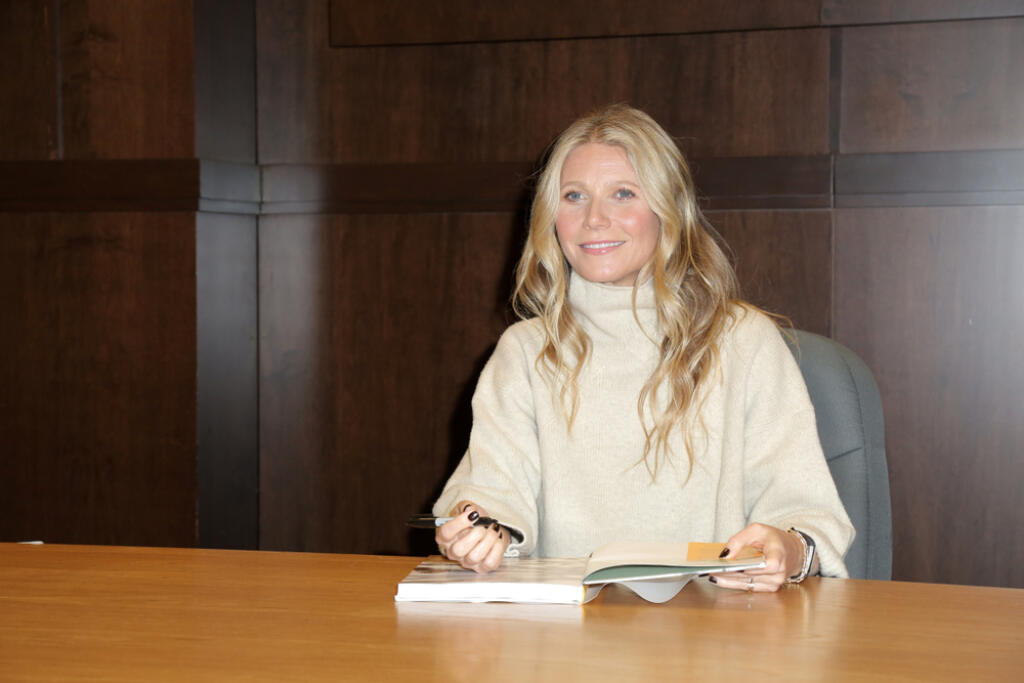 Los,Angeles,-,Jan,14:,Gwyneth,Paltrow,Signs,Her,New