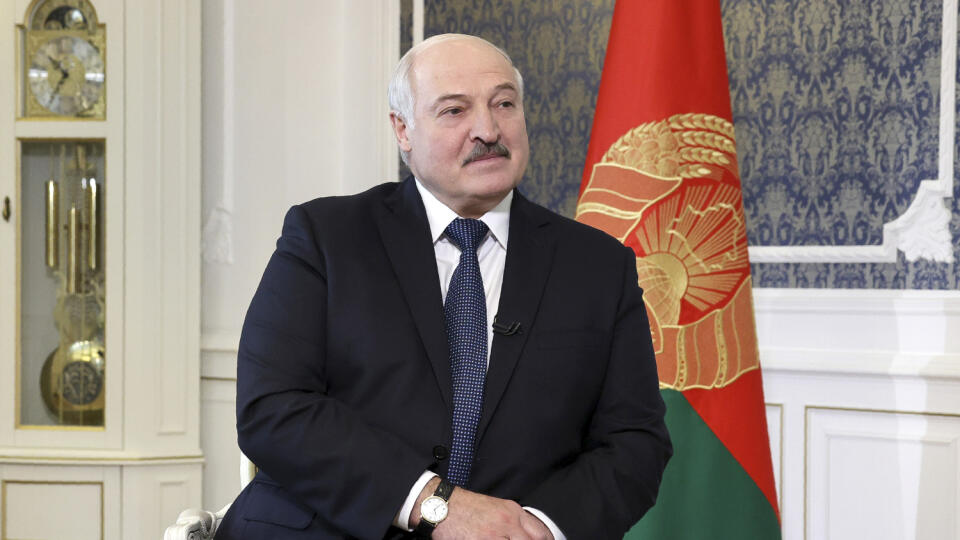 WA 4 Minsk - Bieloruský prezident Alexander Lukašenko počúva otázky počas rozhovoru s agentúrou AFP v Minsku vo štvrtok 21. júla 2022. FOTO TASR/AP
Belarusian President Alexander Lukashenko speaks during his interview with Agency France Press in Minsk, Belarus, Thursday, July 21, 2022. (Nikolay Petrov/BelTA Pool Photo via AP)