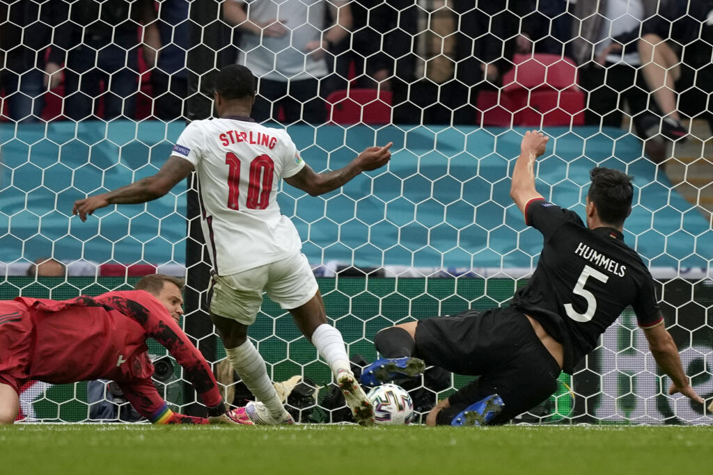 KK40 Londýn - Anglický futbalista Raheem Sterling strieľa gól počas osemfinálového zápasu Anglicko - Nemecko na ME vo futbale 29. júna 2021 v Londýne. FOTO TASR/AP
England's Raheem Sterling scores the opening goal during the Euro 2020 soccer championship round of 16 match between England and Germany at Wembley stadium in London, Tuesday, June 29, 2021. (AP Photo/Frank Augstein, Pool)