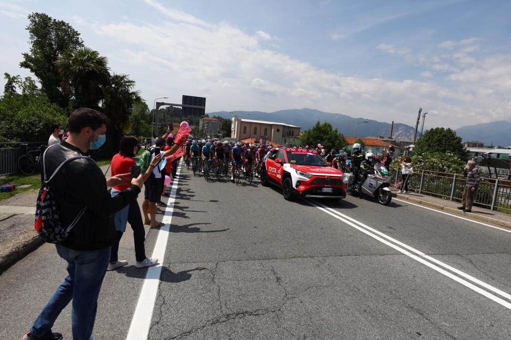 Štart 20. etapy Giro d´Italia vyvolal v mestečku Verbania-Valle Spluga ošiaľ. Stovky fanúšikov vyprevádzali cyklistov na 164-kilometrovú trať.