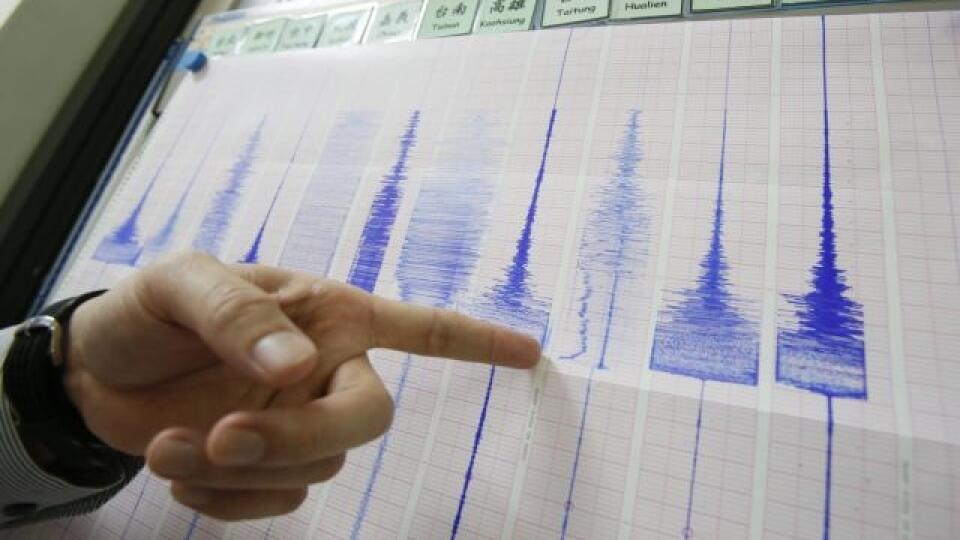KK19 Tchaj-pej - Muž ukazuje na záznamy seizmografov 31. októbra 2013 v Tchaj-peji. Zemetrasenie s magnitúdou 6,6 zasiahlo východný Taiwan. Pocítili ho aj v metropole Tchaj-pej, bezprostredne sa však neobjavili správy o vážnych škodách ani zraneniach. FOTO TASR/AP

An official points to strong earthquake markings on Seismogram recordings at the Seismology Center in Taipei, Taiwan, late Thursday, Oct. 31, 2013. The U.S. Geological Survey said the earthquake struck at 8:02 p.m. and measured magnit