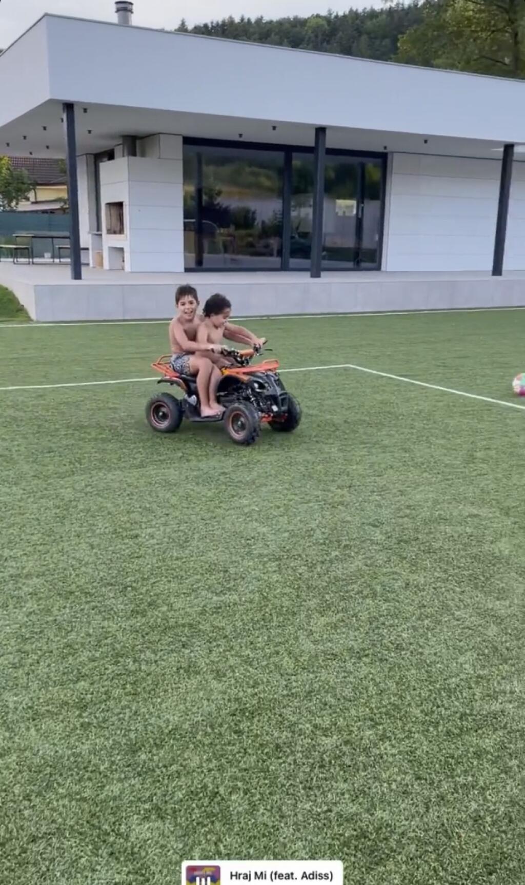 Synovia Hamšíkovej sestry sa vybláznili na parádnom ihrisku, ktoré ma náš futbalista priamo na svojom pozemku pri vile.