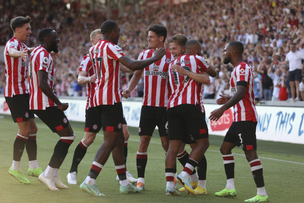Hráč Brentfordu Mathias Jensen (tretí zľava) oslavuje so spoluhráčmi po tom, ako strelil druhý gól vo futbalovom zápase anglickej ligy Premier League FC Brentford -Manchester United v Londýne 13. augusta 2022. FOTO TASR/AP