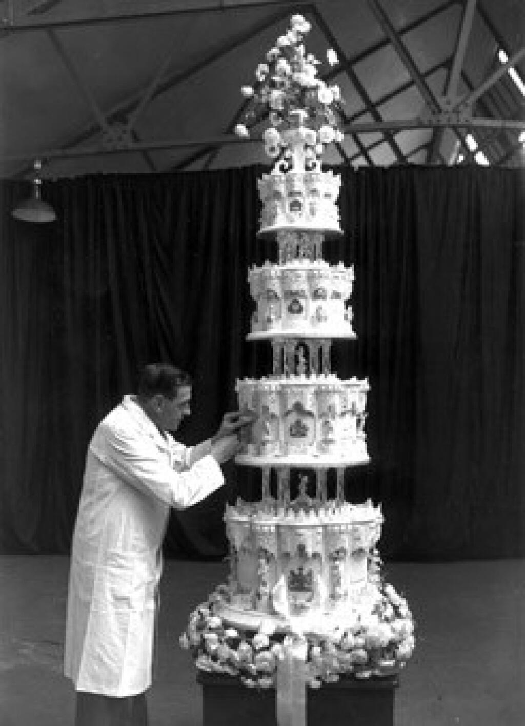 No a toto bola svadobná torta kráľovnej Alžbety a princa Philipa - v roku 1947.