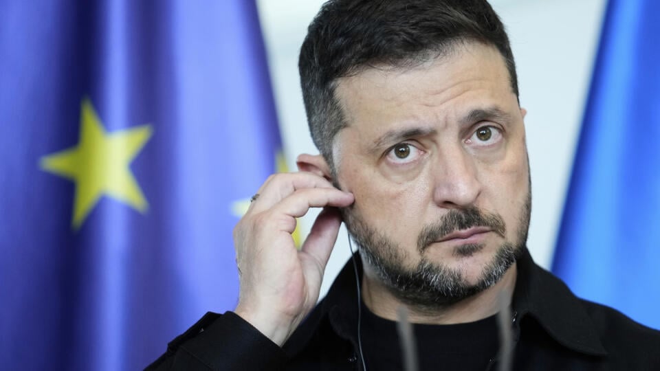 JB 12 Berlín - Ukrajinský prezident Volodymyr Zelenskyj počas tlačovej konferencie s nemeckým kancelárom Friedrichom Merzom (nie je na snímke) po stretnutí s európskymi a americkými lídrami v Berlíne 13. augusta 2025. Zelenskyj v sobotu 16. augusta oznámil, že v pondelok odcestuje do Washingtonu, aby s prezidentom USA Donaldom Trumpom prerokoval „ukončenie zabíjania a vojny“ na Ukrajine. TASR o tom informuje na základe správy agentúry AFP. Zelenskyj to uviedol v sobotu po telefonáte s Trumpom, p
