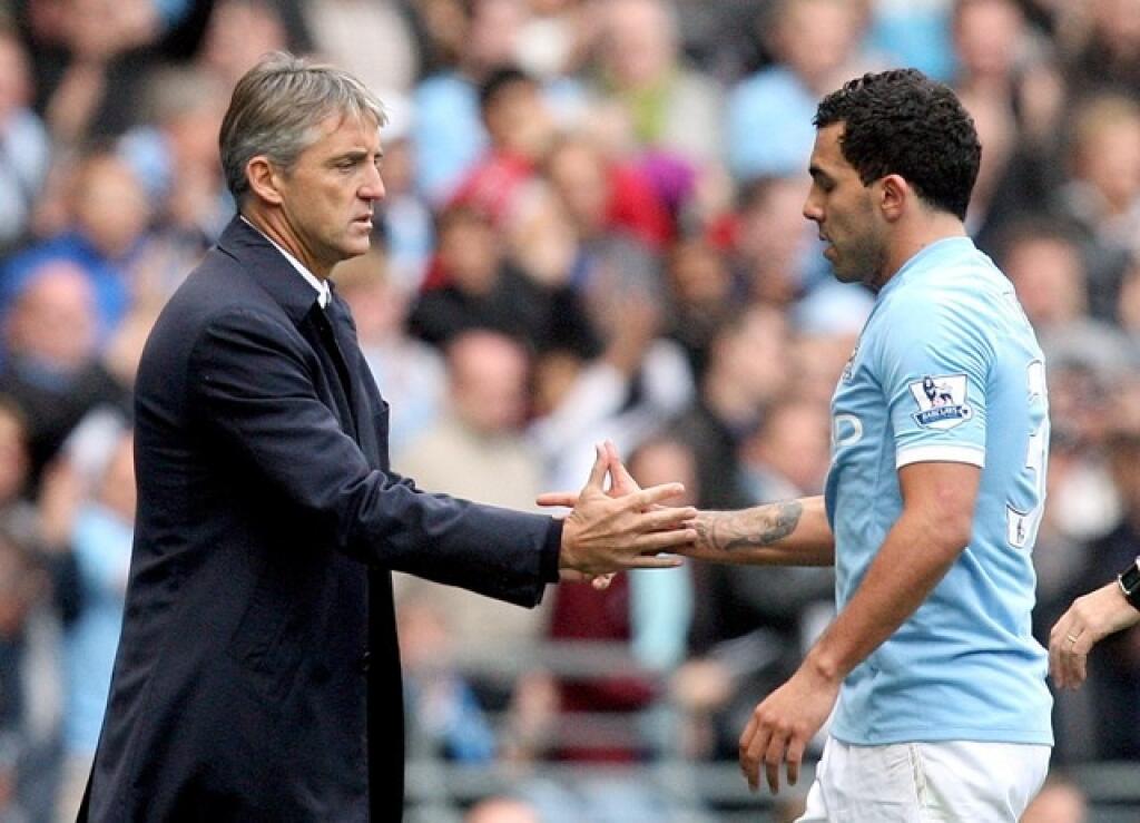 Tréner Roberto Mancini a jeho zverenec Carlos Tévez počas pôsobenia v Manchestri City.