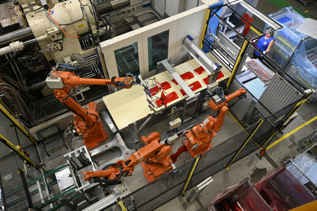 Pohľad na robotickú linku vo výrobnej hale spoločnosti Hella, 26. augusta 2021 v Bánovciach nad Bebravou. Bánovský subdodávateľ pre automobilový priemysel bude vyvíjať zadné svetlá pre celý európsky trh. Vývojové centrum tam koncern Hella presunie zo svojej centrály v Nemecku a z časti z Českej republiky. Prácu si tam nájde postupne 100 zamestnancov. FOTO TASR - Radovan Stoklasa