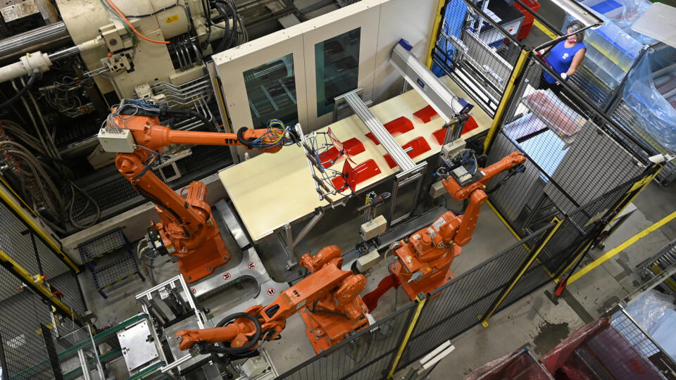 Pohľad na robotickú linku vo výrobnej hale spoločnosti Hella, 26. augusta 2021 v Bánovciach nad Bebravou. Bánovský subdodávateľ pre automobilový priemysel bude vyvíjať zadné svetlá pre celý európsky trh. Vývojové centrum tam koncern Hella presunie zo svojej centrály v Nemecku a z časti z Českej republiky. Prácu si tam nájde postupne 100 zamestnancov. FOTO TASR - Radovan Stoklasa