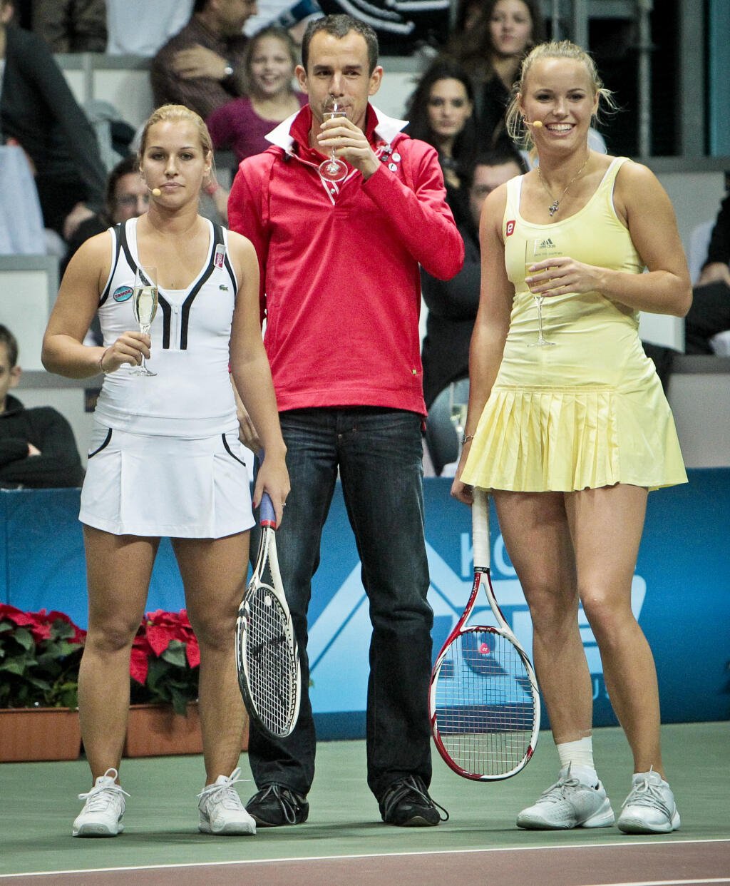 Na snimke zlava slovenska zenska tenisova jednotka Dominika Cibulkova, byvala slovenska muzska tenisova jednotka Dominik Hrbaty a svetova zenska tenisova jednotka Caroline Wozniacki pocas exhibicneho zapasu Tennis Classic.