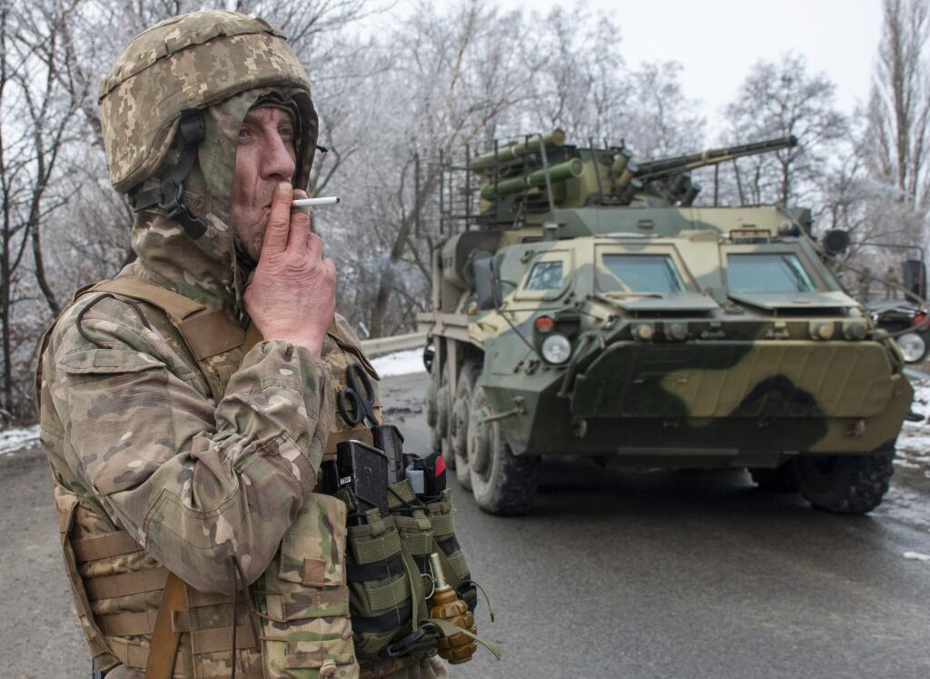 KK8 Charkov - Ukrajinský vojak fajčí cigaretu neďaleko Charkova v sobotu 26. februára 2022. Ruským jednotkám sa v nedeľu ráno podarilo vstúpiť do Charkova, druhého najväčšieho mesta Ukrajiny. FOTO TASR/AP

A Ukrainian soldier smokes a cigarette on his position at an armored vehicle outside Kharkiv, Ukraine, Saturday, Feb. 26, 2022. President Volodymyr Zelenskyy claimed Saturday that Ukraine's forces had repulsed the assault and vowed to keep fighting. 