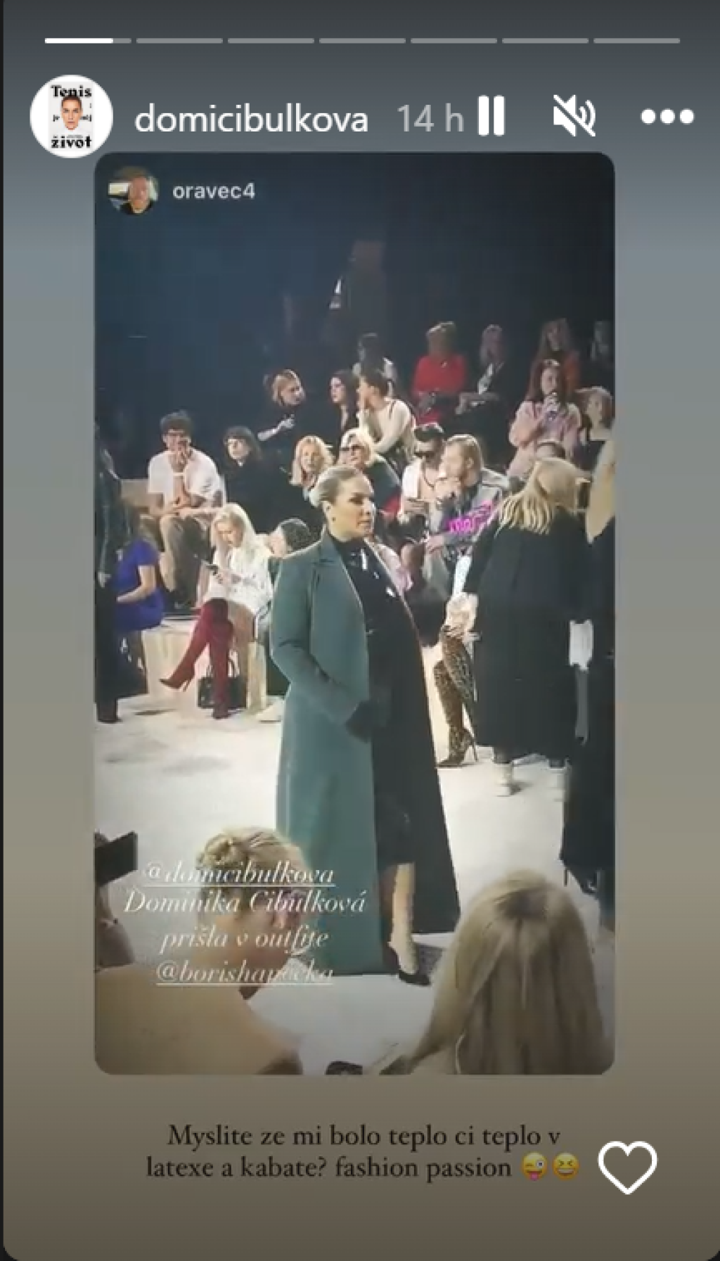 A takto sa vyštafírovala na módnu udalosť Fashion LIVE! 2022, ktorá sa tento rok konala v bratislavských Nivách. Obliekla sa do latexu, ktorý dokonale obťahoval jej vypuklé bruško. Dosť odvážne, čo poviete?