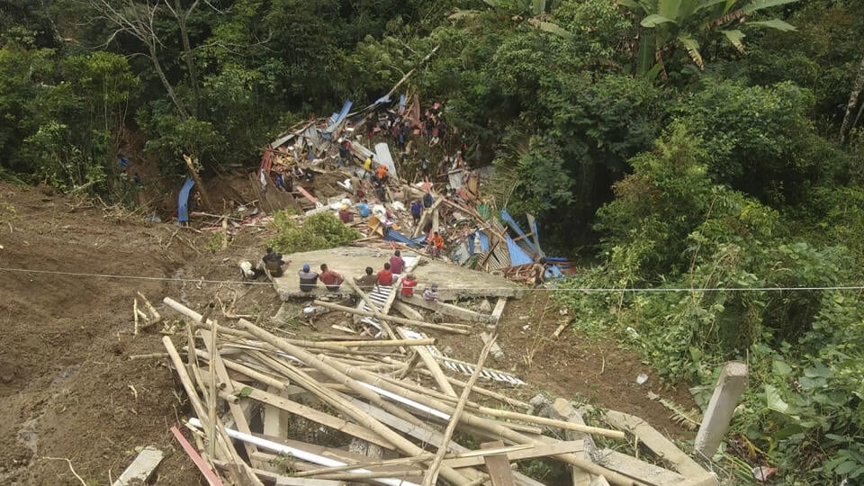 WA 19 Tana Toraja - Na snímke záchranári hľadajú preživších po zosuve pôdy v obci v oblasti Tana Toraja na juhu provincie Južné Sulawesi na indonézskom ostrove Sulawesi v nedeľu 14. apríla 2024. Záchranári po zosuve pôdy potvrdili najmenej 18 obetí. V oblasť Tana Toraja je množstvo turistami vyhľadávaných atrakcií vrátane tradičných domov a tzv. tau-tau - drevených figurín zosnulých. Zosuvy pôdy a záplavy sú na indonézskych ostrovoch pomerne bežné počas obdobia dažďov. Ich prejavy na viacerých m