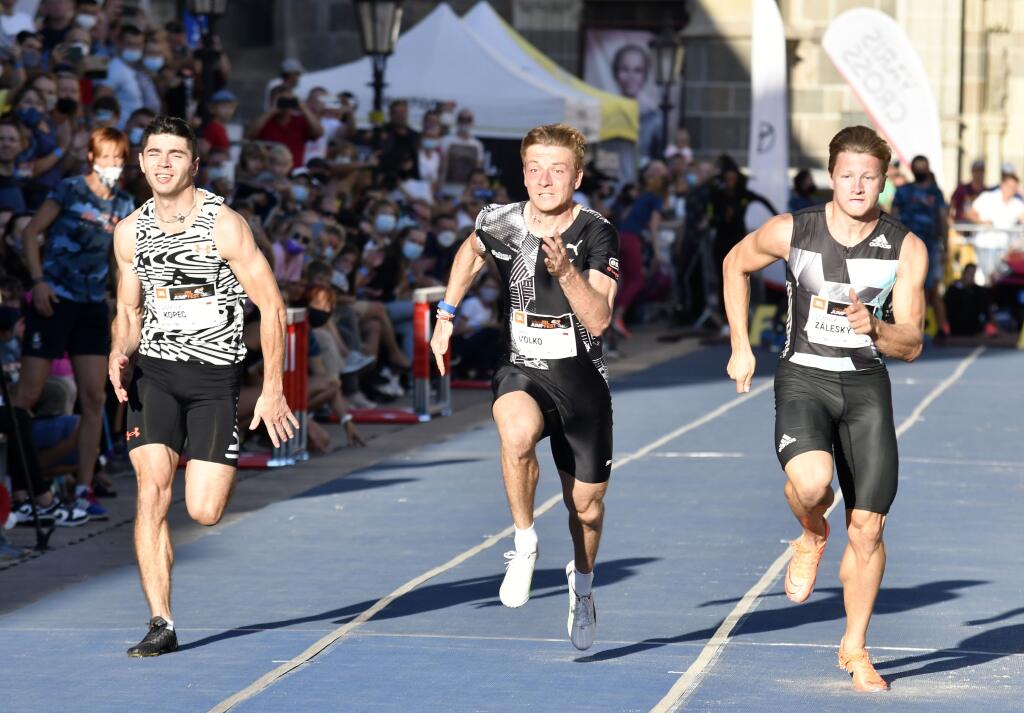 Na snímke zľava Dominik Kopec z Poľska, slovenský bežec Ján Volko a český bežec Dominik Záleský počas behu na 60 yardov na mítingu JBL Jump Fest 2021 v Košciach 9. septembra 2021.
