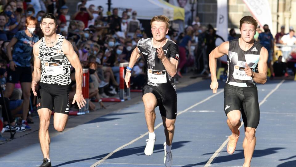 Na snímke zľava Dominik Kopec z Poľska, slovenský bežec Ján Volko a český bežec Dominik Záleský počas behu na 60 yardov na mítingu JBL Jump Fest 2021 v Košciach 9. septembra 2021. FOTO TASR - Roman Hanc