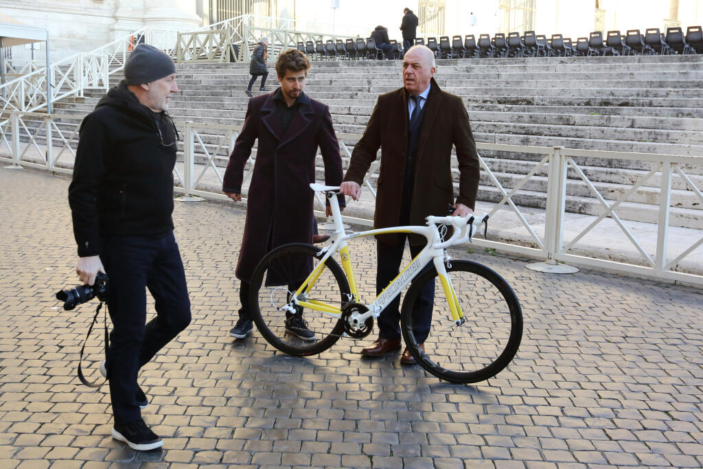Trojnásobný majster sveta v cyklistike Slovák Peter Sagan sa účastní na pravidelnej generálnej audiencii na Námestí sv. Petra vo Vatikáne 24. januára 2018