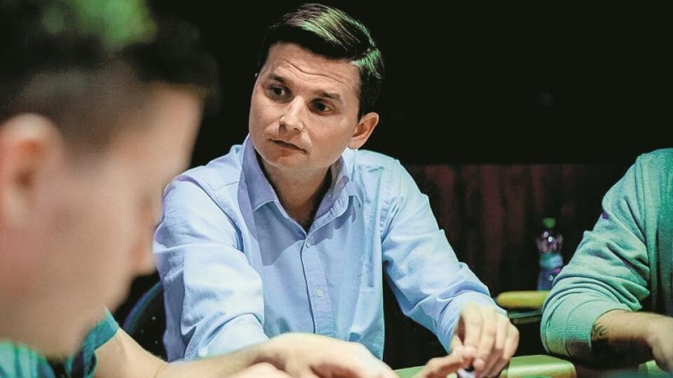 Gambler: Exriaditeľ Lekára, a. s., Martin Lászlo za herný stolom kasína.