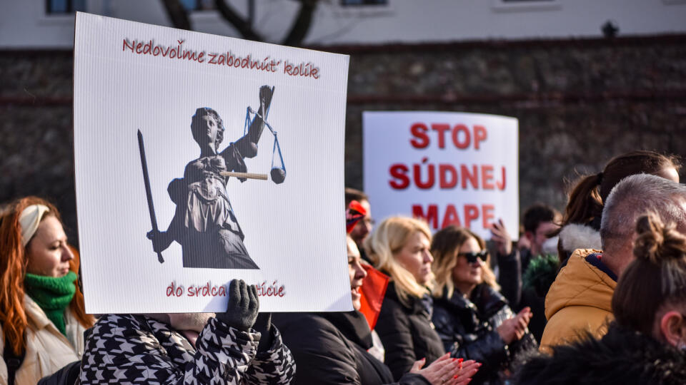 Na snímke účastníci protestu proti reforme súdnej mapy pred budovou Národnej rady SR v Bratislave v utorok 15. februára 2022. FOTO TASR - Pavol Zachar