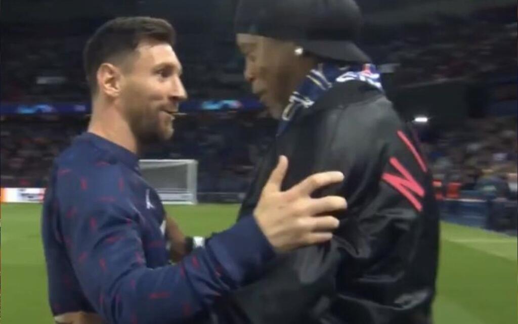 Spoločne hrali v Barcelone, teraz sa stretli Messi a Ronaldinho pred zápasom Ligy majstrov.